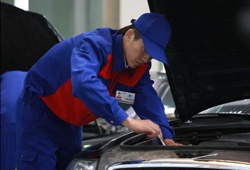 學員們正在獨立自主的進行汽車維修