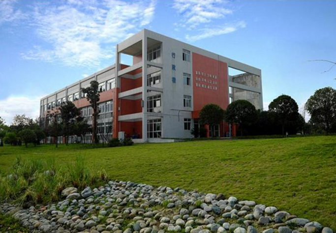 四川省雙流建設職業技術學校成立于1973年，是成都市首批改制的公辦中等職業技術學校。現有在校教職工100余人，其中中學高級教師36人，雙師型教師比率達70%，有教學班44個，學生2000余人。學校目前占地50余畝，建筑面積19700平米，開辦有建筑工程與施工、物流服務與管理、計算機及應用、學前教育、電子商務、航空服務六個專業，專業設備總值千萬余元。雙流建校人秉承“百年職教 厚德尚能”的辦學理念，以“鍛品性 煉技能 騁職場 我能行”為校訓，堅持“個個成人 人人成才”的培養目標，搶抓發展機遇，加大管理力度，大膽實施教育教學改革，取得了諸多驕人的成績。  我校把國學誦讀與職高學生道德品質養成教育相結合，做到了“日日有誦讀、周周有安排、月月有主題、期期有展示，年年出成果”，實現了活動的生活化、常態化、課程化、序列化，彰顯育人效果。2012年5月10日，中央電視臺新聞頻道聚焦我校，學校將國學誦讀與培養中職學生人文素養相結合的特色育人模式在全國彰顯。學校這一特色順利入選全國職業院校德育創新和校園文化建設座談會典型案例。2012年由成都市委宣傳部、文明委主辦，我校承辦的中華經典吟誦活動成功舉行，為雙流建校、雙流縣贏得了榮譽。 開設專業： 建筑專業 雙流建校建筑專業始創于1983年，教學實訓設施一流。現有專業教師17人，實訓指導教師9人，成都市雙師型教師8人，其中專業骨干教師8人，校級學科帶頭人2人，縣級學科帶頭人1人，建筑工程師、全國一、二級建造師、全國監理工程師17人。該專業自成立以來，累計培養了近3000名建筑專業初級技術人才，進入四川華西集團、四川貴通建筑、四川雙興建司、成都華興建筑等多家公司擔任施工、預算、安全、資料、監理等崗位技術工作。雙流建校建筑專業，為成都乃至全國的建筑事業發展做出了應有的貢獻。 計算機應用專業 雙流建校計算機應用專業始創于2004年，2007年與北大青鳥教育集團聯合辦學，開設計算機應用北大青鳥特色班。計算機專業應用現有專業教師12人，實訓指導教師6人，成都市雙師型教師3人，其中專業骨干教師6人，校級學科帶頭人2人，縣級學科帶頭人1人，網絡工程師、程序設計員（二級技師）、網絡調試員（二級技師）、平面設計師（二級技師）、電子商務設計師等6人。該專業自成立以來，累計培養了近1000名計算機中初級技術人才。 物流專業 物流專業始創于2008年，現有專業教師8人，實訓指導教師3人，成都市雙師型教師5人，其中專業骨干教師4人，校級學科帶頭人1人，高級物流師1人，物流師4人、助理物流師2人。該專業教學設施一流，并形成了科學的教育教學體系。自成立以來，累計培養了近600名物流專業中初級人才，羅磊、王丹丹、魯唯、姜麗、王強、徐浩磊、廖俊英、蔣金洲、何德全等畢業生進入一汽物流、順豐速運、圓通速遞、申通快遞、百世匯通、吉利汽車招商局物流、DHL、新品川等多家公司擔任管理、營銷、客服等崗位工作，多名校友成長為物流公司中高層或業務骨干。 學前教育專業 學前教育專業創辦于1996年，該專業辦學設施完善，辦學經驗豐富，16年來，畢業生逾1500人，崔紅玲、馮玥、蒲桂花、張敏、李丹等學生畢業后在成都金太陽幼兒園、雙流實驗小學附屬幼兒園、成都思恩幼兒園、成都英英幼兒園、成都紅玲新世紀幼兒園和四川省內許多中小學任教，為雙流縣、成都市乃至四川省的地方經濟發展培養和輸送了大批優秀的學前教育專業教師，培養了許多小學、初中階段音樂、美術教師，有著良好的社會聲譽。 電子商務專業        電子商務專業始創于2011年，2013年,本專業與天榮北教育集團聯合辦學，開設了電子商務天榮北軟特色班。該專業自成立以來，教學設施不斷完善，專業建設蓬勃發展。雙流建校抓住成都市大力發展電子商務的機遇，推進專業建設和學生能力培養，與京東商城、當當網等國內大型電子商務企業建立了良好的校企合作關系。 航空服務專業 西翔航空學院：是成都藝術職業學院與四川西翔投資管理有限公司合作成立的特色二級學院，學院占地1000畝。學院現有學生5000余名，是西部最專業民航空地勤人才培養基地之一，也是全國為數不多的在校學生能夠獲得民航安檢員、民航客運員、民航貨運員、民航危險品運輸員等民航類國家職業資格證書的民航院校。畢業學生由學院負責安置到全國各大機場，航空公司、大型企事業單位就業。西翔航空與雙流建校合作，為雙流建校航空服務專業提供專業師資、實訓設備、實習就業支持，竭力把雙流建校航空服務專業打造成省內一流專業。 收費標準不分區內外 資助政策： 1、免收學費 2、享受國家助學金200元*10月/年（20%） 3、雙流籍低保學生：300/期書本費 4、大成都戶口，免250元/期住校費 5、困難學生以及大成都戶口住校生享受免住校費250元/期