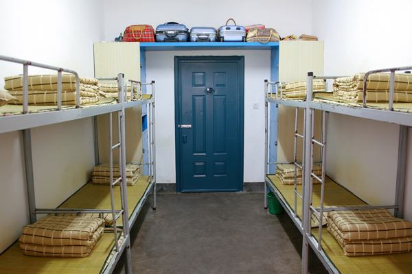 醫療行業一直是比較受大家追捧的一個行業，所以同學們在選擇的時候一定要要選擇自己喜愛的專業，自己的境遇我們無法控制，能控制的唯有自己的心態。一個人成功、快樂與否，往往取決于心態，失敗不是因為無能，而是因為不自信。人生有順境也有逆境，唯有擺正心態，生活才會更順利! 以下就是小編整理的遵義衛生學校的地址資料，供參考。  遵義衛生學校地址：遵義市新蒲新區平安大道校園2號路。    遵義衛生學校簡介 遵義醫藥高等專科學校是經國家教育部批準設立的全日制公辦學校，坐落于遵義市新蒲新區大學城，占地面積1394畝，建筑面積57萬㎡，校園建筑設計以黔北民居為基本風格，融合遵義紅色文化元素，集現代、古典、生態、人文為一體，醫學人文氣息濃郁。  學校是貴州省示范性高職院校、全省精神文明建設工作先進單位、全省“安全穩定綜合治理工作“先進單位、“全國無償獻血先進促進獎”獲獎單位;多次獲得全省“高職高專院校思想政治教育工作評估優秀”。遵義市大學生眾創空間落戶在學校學生工作中心。  遵義衛生學校乘車路線 遵義火車站到學校路線：在火車站坐302路到新蒲醫藥高等專科學校站下車，然后步行到學校。  貴州省遵義汽車客運總站到學校路線：在沙河路口站坐302路到新蒲醫藥高等專科學校站下車，然后步行到學校。  遵義衛生學校乘車查詢入口：http://map.baidu.com/  遵義衛生學校師資力量 學校現有教職工160余人，其中專任教師90人，高級職稱有20人，中級職稱50人。初級職稱20人，學校開辦了社區醫學、全科醫學、護理、影象醫學、計劃生育、檢驗、麻醉、助產等十多個專業，建有13個教研組，具有功能齊全的12個實驗室，教學師資力量較雄厚。學生宿舍摟5棟，全部實行公寓化管理，創造了良好的學習條件，均建有教學實習基地，給學生提供了良好的實習環境，經過嚴格培養的學生，受到社會各界的好評。  以上就是小編為大家整理的遵義衛生學校的學校地址，現在網上的信息太多大家要多留意，也可以打官網電話，咨詢專業老師，希望小編的信息幫到大家。